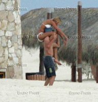 Anna Kournikova & Enrique Honeymoon sweet beach pics 6.jpg