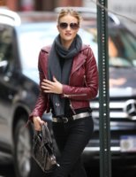 la modella mafia Rosie Huntington Whiteley model street 1.jpg