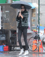 102915-kendall-jenner-umbrella.jpg