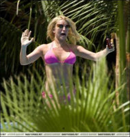 jessica_simpson_bikini_pink_2_big.jpg