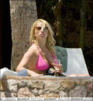 jessica_simpson_bikini_pink_9_big.jpg