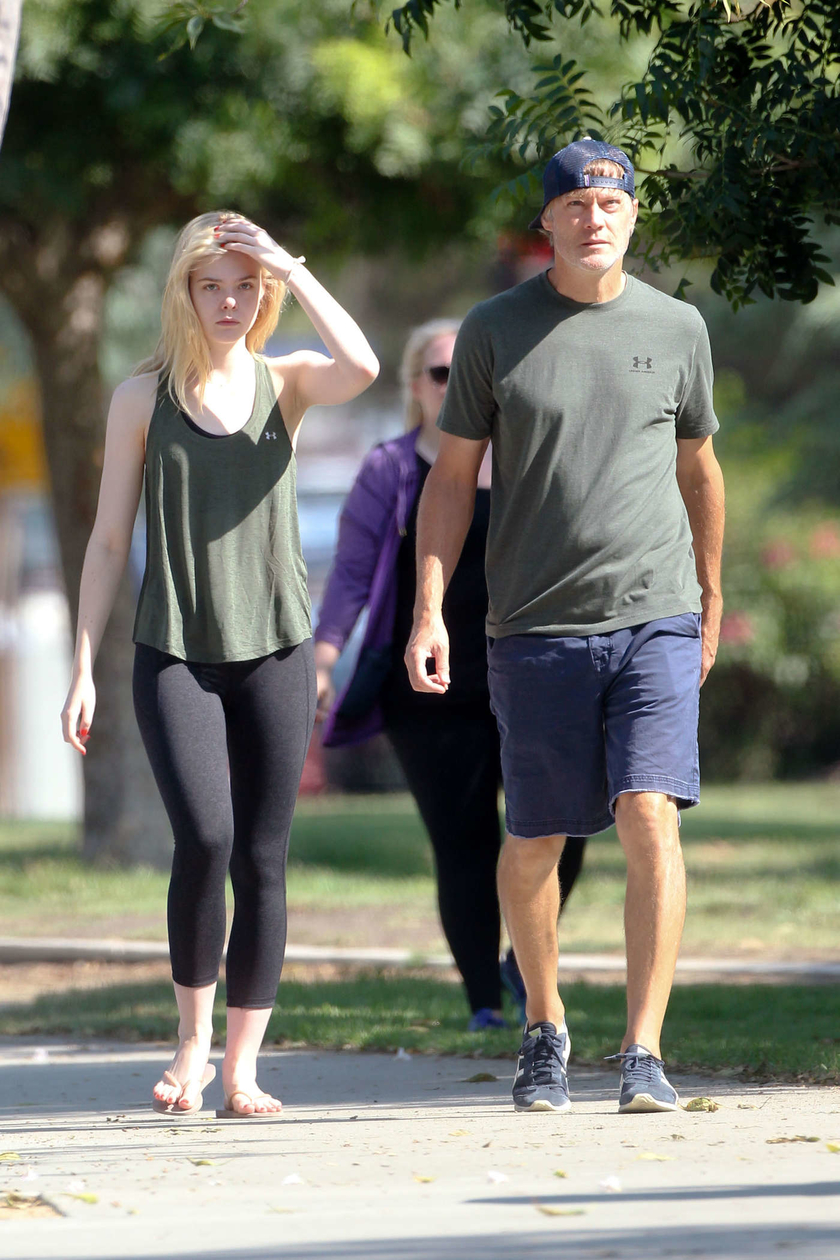 elle_fanning_out_with_her_dad_2.jpg