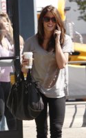 ashley-greene-051010-16.jpg