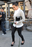 Kim+Kardashian+Leaving+Breadbar+West+Hollywood+DjyIVn3KUMPl.jpg