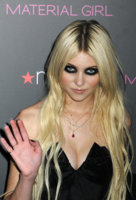 taylor-momsen-raccoon-eyes-2.jpg