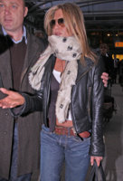 Jennifer+Aniston+Scarves+Pashmina+-tZnCmY4Rfol.jpg