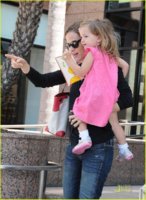jennifer-garner-swim-class-with-violet-seraphina-02.jpg