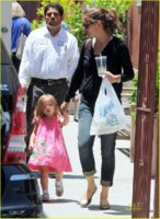 jennifer-garner-swim-class-with-violet-seraphina-04.jpg