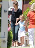 jennifer-garner-swim-class-with-violet-seraphina-05.jpg