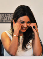 mila-kunis-and-cartier-love-bracelet-gallery.jpg