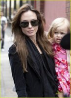 angelina-jolie-knox-vivienne-london-02.JPG