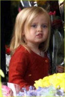 angelina-jolie-vivienne-flowers-02.jpg