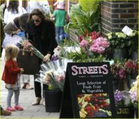 angelina-jolie-vivienne-flowers-03.JPG