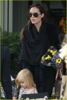 angelina-jolie-vivienne-flowers-06.jpg