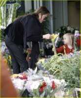 angelina-jolie-vivienne-flowers-08.JPG
