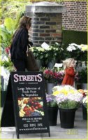 angelina-jolie-vivienne-flowers-10.JPG