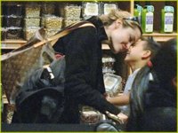 angelina-jolie-grocery-shopping.jpeg