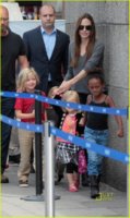 angelina-jolie-knox-vivienne-zahara-shiloh-london-aquarium-03.jpg