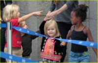 angelina-jolie-knox-vivienne-zahara-shiloh-london-aquarium-04.jpg