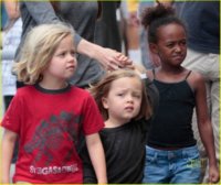 angelina-jolie-knox-vivienne-zahara-shiloh-london-aquarium-05.jpg