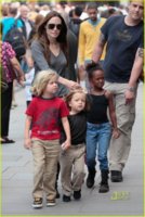 angelina-jolie-knox-vivienne-zahara-shiloh-london-aquarium-06.jpg