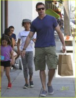 hugh-jackman-family-beverly-hills-03.jpg