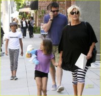 hugh-jackman-family-beverly-hills-11.jpg
