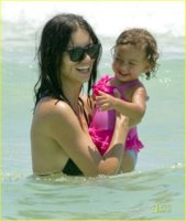 adriana-lima-bikini-baby-valentina-01.jpg