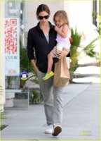 jennifer-garner-smiles-with-seraphina-06.jpg