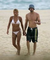 Anna Kournikova & Enrique Honeymoon sweet beach pics 4.jpg