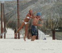 Anna Kournikova & Enrique Honeymoon sweet beach pics 5.jpg