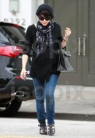 selma-blair-and-alexander-mcqueen-skull-scarf-gallery.jpg