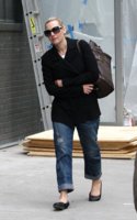 kate-winslet-and-yves-saint-laurent-chyc-cabas-tote-gallery.jpg