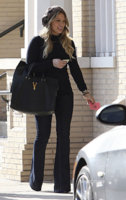 hilary-duff-and-yves-saint-laurent-chyc-cabas-tote-gallery.jpg