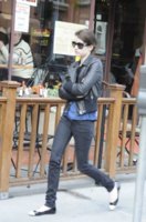 56796_Preppie_Emma_Roberts_visits_a_doctors_office_in_Beverly_Hills_02.17.09_158_122_606lo.jpg