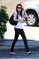 90147_Preppie_-_Emma_Roberts_stops_at_Taste_on_Melrose_Avenue_-_July_2_2009_4_122_43lo.jpg