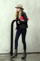 50451_Tikipeter_Emma_Roberts_leaving_a_business_meeting_003_123_161lo.jpg