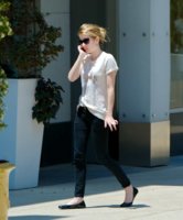00545_EmmaRoberts_GetshernailsdoneattheSunsetPlazaSaloninLosAngelesJuly272011_By_oTTo19_122_56lo.jpg