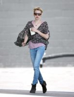 92496_Preppie_Emma_Roberts_running_errands_and_stopping_for_a_bagel_in_West_Hollywood_1_122_520l.jpg