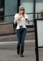 731693457_EmmaRoberts_MultitaskingwithaunusualwaytocarryherpurseinHollywoodApril242011_By_oTTo3_.jpg