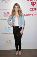 28481_Tikipeter_Emma_Roberts_Coach_Hosts_An_Evening_005_123_577lo.jpg