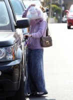 82119_EmmaRoberts_Pickingupsometake_outinHollywoodApril62011_By_oTTo7_122_794lo.jpg