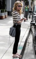 11822_EmmaRoberts_LeavinganailappointmentatalocalsalonMarch22011_By_oTTo15_122_578lo.jpg