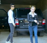 61756_EmmaRoberts_OutsideofherhomeinLosAngelesMarch32011_By_oTTo3_122_345lo.JPG