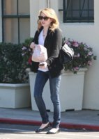 97721_Preppie_Emma_Roberts_at_a_hair_salon_in_Hollywood_19_122_141lo.jpg