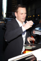 Michael+Fassbender+poses+up+before+taping+IEwcBjWUG4ll.jpg
