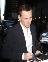 Michael-Fassbender-Out-in-NYC-3-435x580.jpg