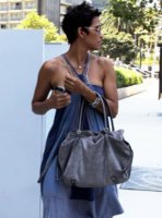 halle-berry-kate-spade-handbag1.jpg