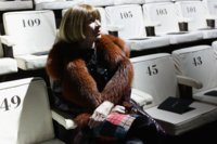 Anna+Wintour+Giorgio+Armani+Runway+Milan+Fashion+9MRAwKEhHHfl.jpg