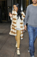 Brandy+Norwood+signs+autographs+fur+vest+outside+0cOJqVVdZF4l.jpg